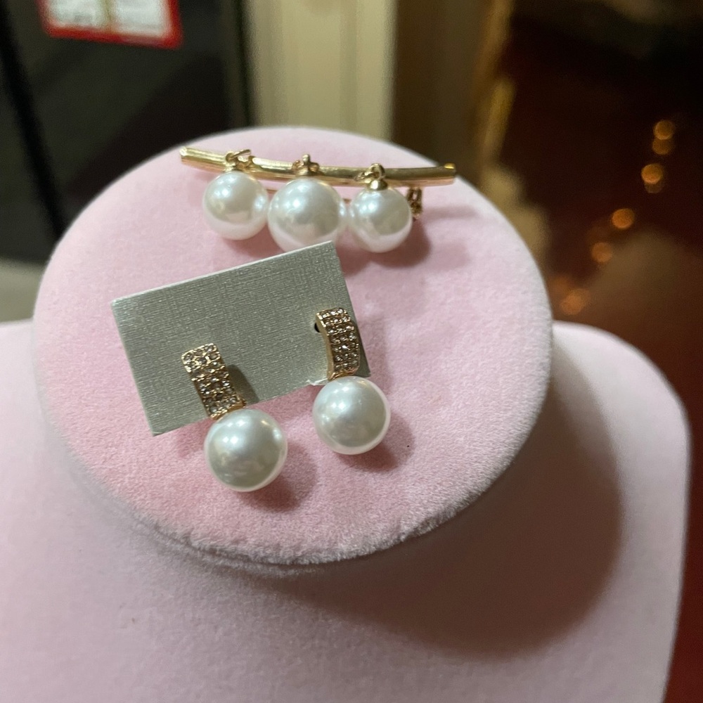 2/$30. 🔥Sophisticated Pearl Earrings and Brooch Set